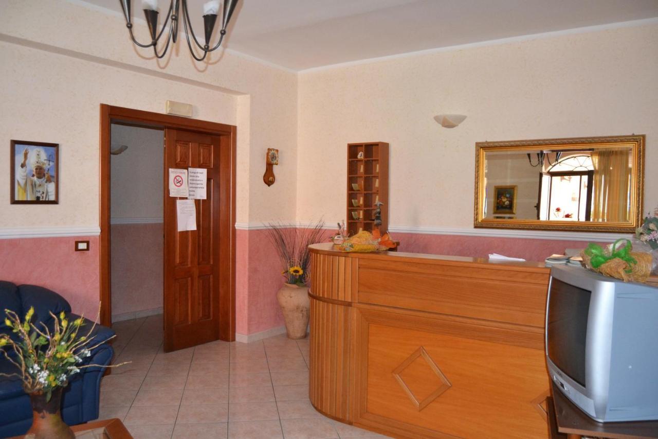 Hotel Ristorante L'Avvenire Gizzeria Bagian luar foto