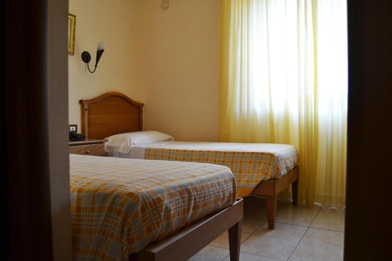 Hotel Ristorante L'Avvenire Gizzeria Ruang foto