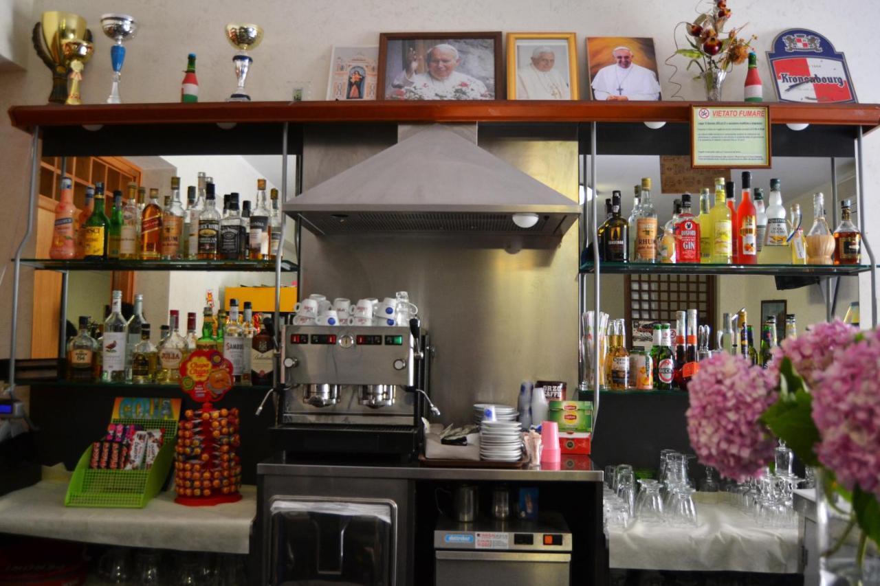 Hotel Ristorante L'Avvenire Gizzeria Bagian luar foto