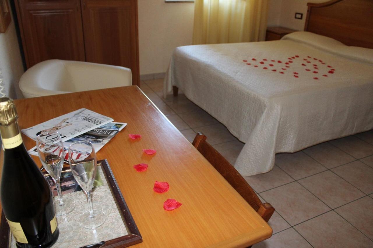 Hotel Ristorante L'Avvenire Gizzeria Bagian luar foto