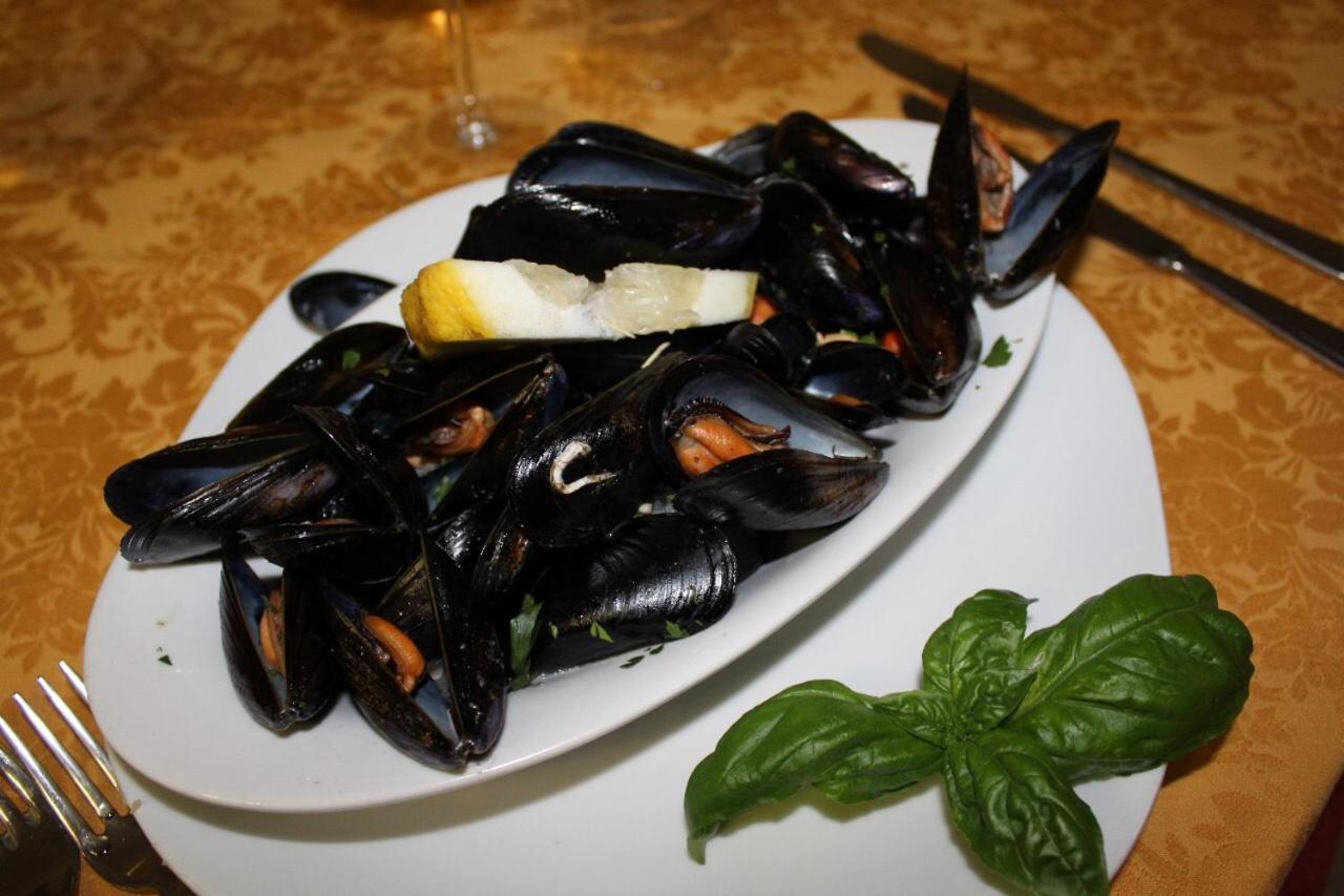 Hotel Ristorante L'Avvenire Gizzeria Bagian luar foto