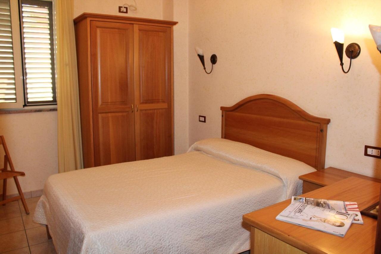 Hotel Ristorante L'Avvenire Gizzeria Bagian luar foto