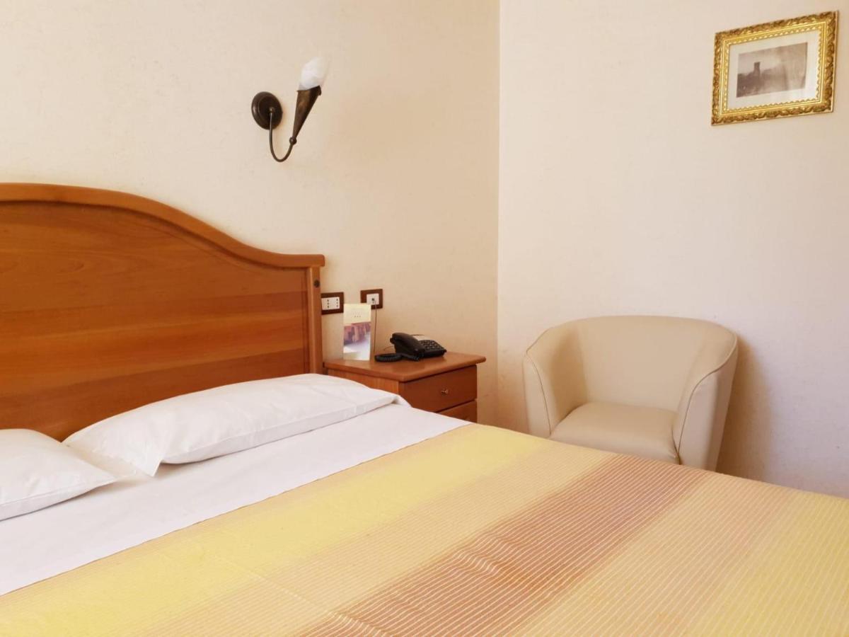Hotel Ristorante L'Avvenire Gizzeria Bagian luar foto